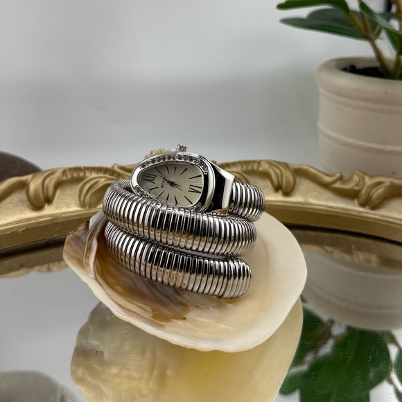 Elegant silver-tone wrap watch in the famous luxury Serpenti style - Picture 4 of 17